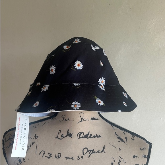 Alice + Olivia Daisy Reversible Bucket Hat NWT - Picture 12 of 12